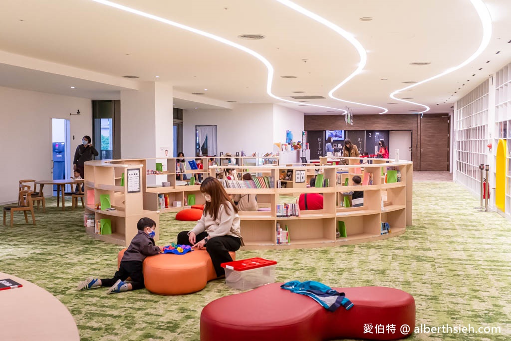桃園圖書館新總館（開放時間停車資訊，全台最美綠建築圖書館，漫畫看到飽，兒童玩具隨你玩） @愛伯特吃喝玩樂全記錄