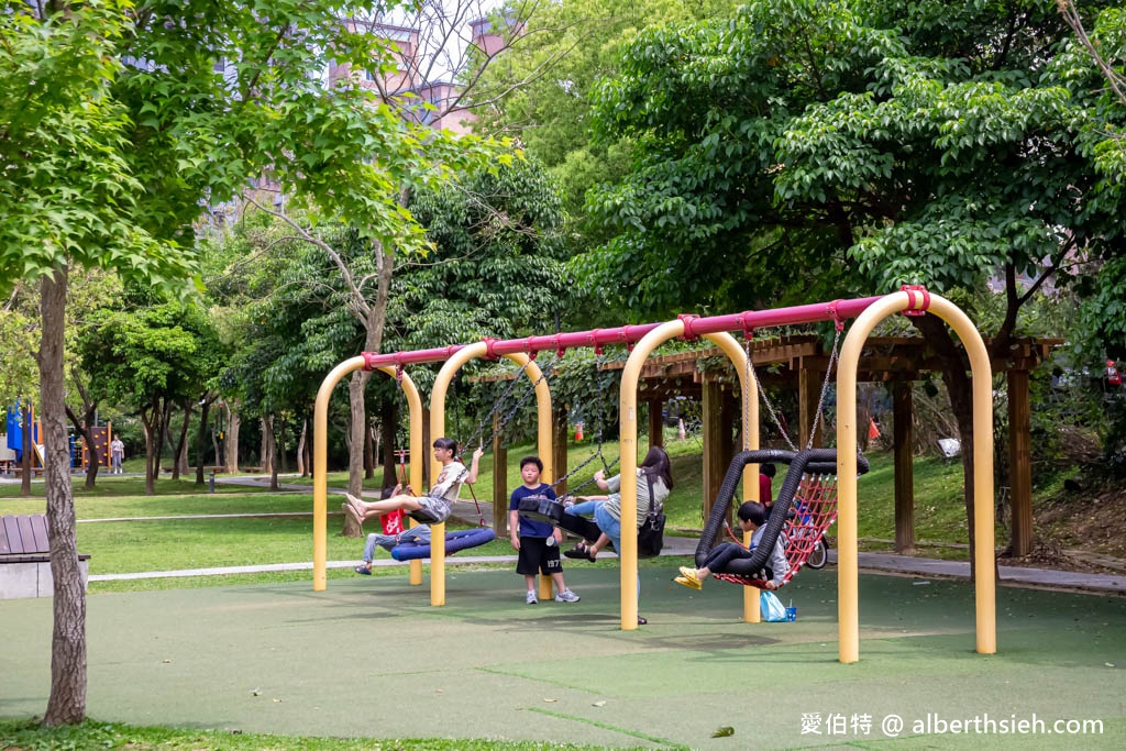 楊梅三民公園．桃園親子公園推薦（攀爬型香蕉溜滑梯、彈跳床、沙坑、盪鞦韆） @愛伯特