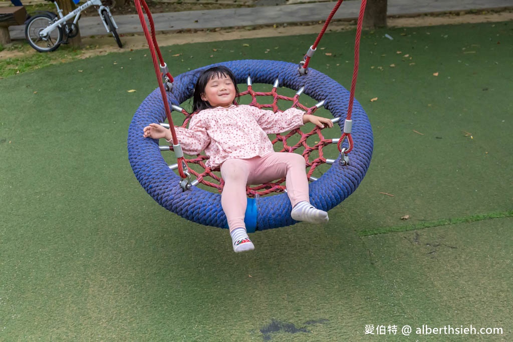 楊梅三民公園．桃園親子公園推薦（攀爬型香蕉溜滑梯、彈跳床、沙坑、盪鞦韆） @愛伯特